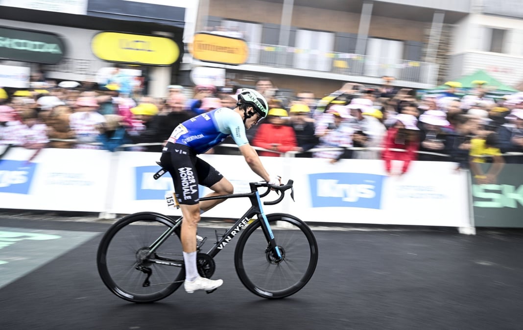 L'autrichien Felix Gall, de l'équipe Décathlon AG2R La Mondiale, franchit la ligne d'arrivée de l'étape 14 du Tour de France le 19 juillet 2025.