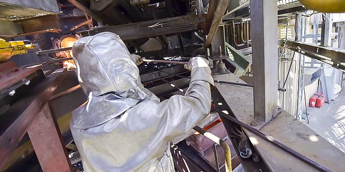Coulée de déchets d'amiante mis en fusion par la torche à plasma à Inertam, filiale d'Europlasma.