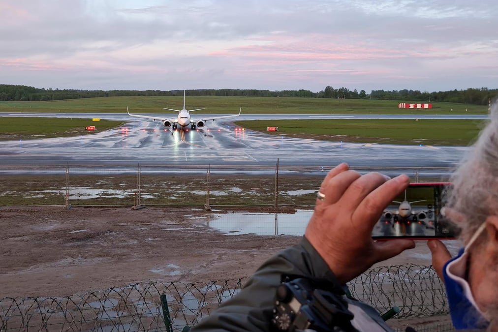 L'indignation internationale ne retombe pas apres le detournement d'un avion par minsk
