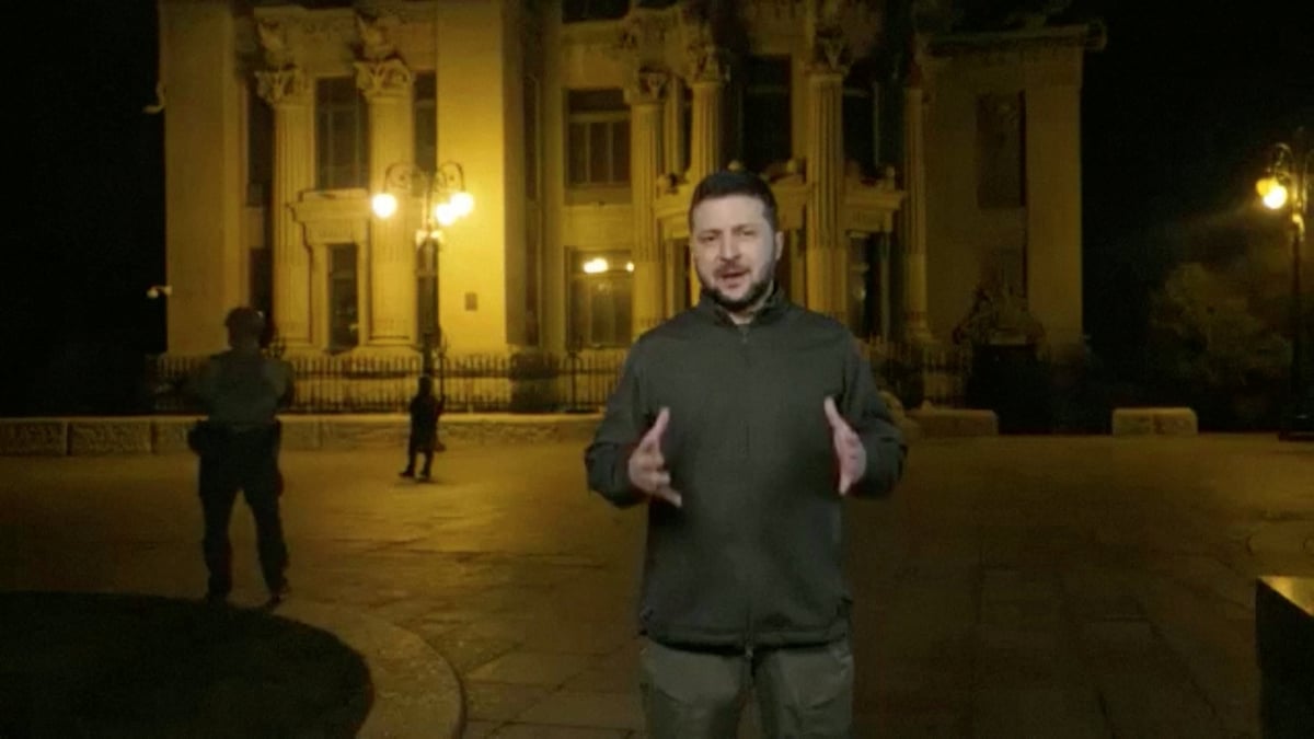 Ukraine: zelensky dit que la situation est compliquee dans certaines regions, limoge de hauts responsables