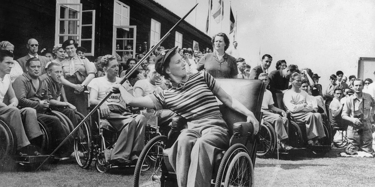 Margaret Webb, seule concurrente féminine de l’épreuve du lancer de javelot, le 24 août 1953, à l’hôpital de Stoke Mandeville.
