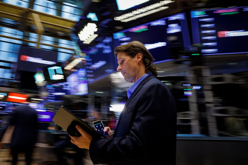 Des traders travaillent a la bourse de new york
