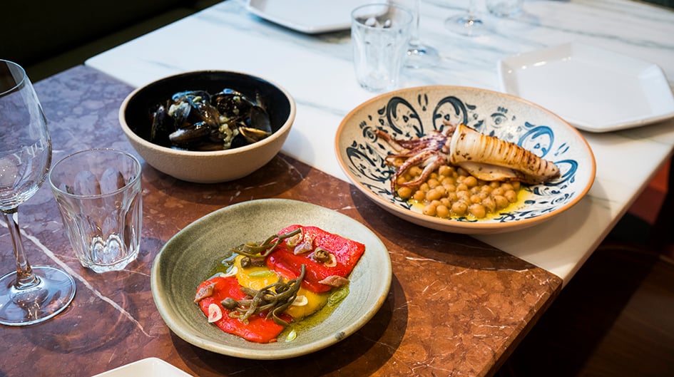 Venue des  Cyclades, la revithada, le plat dominical à base de pois chiches torréfiés et de calamars grillés.