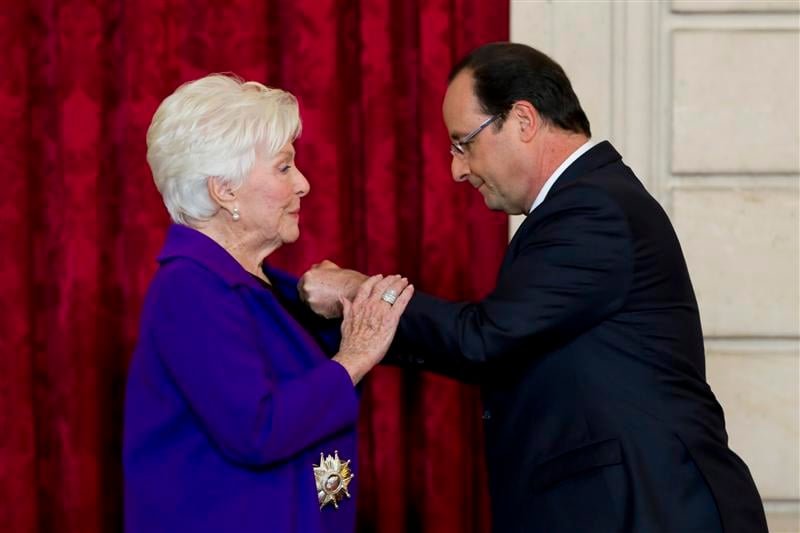 François Hollande décore Line Renaud, "aimée des Français"