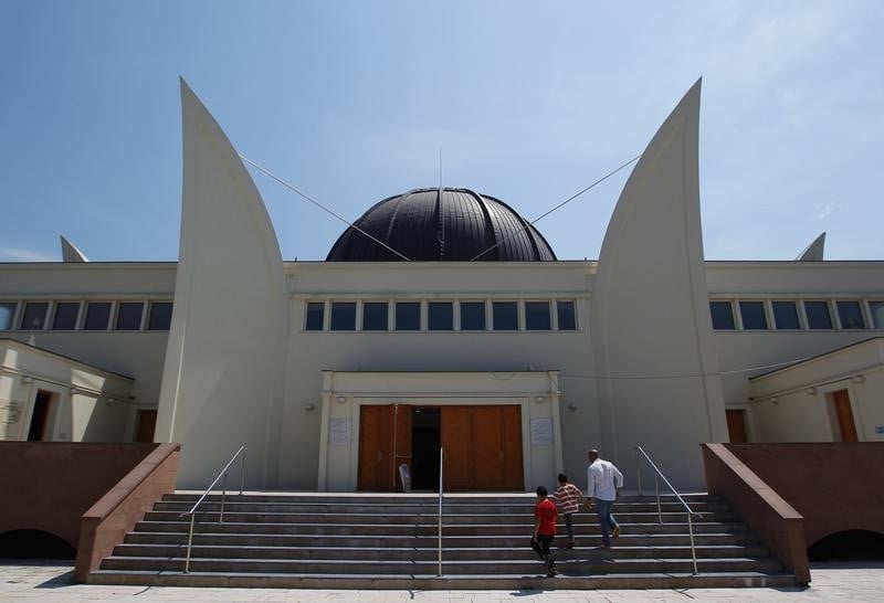 Uns voiture a percute le portail de la mosquee de strasbourg