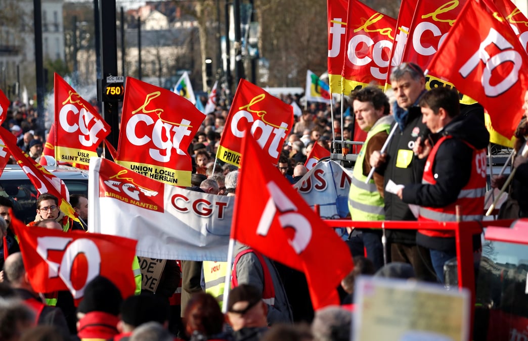 Les syndicats (FO, CGT...) et travailleurs assistent à une manifestation contre le projet de réforme des retraites, à Nantes, le 16 janvier 2020