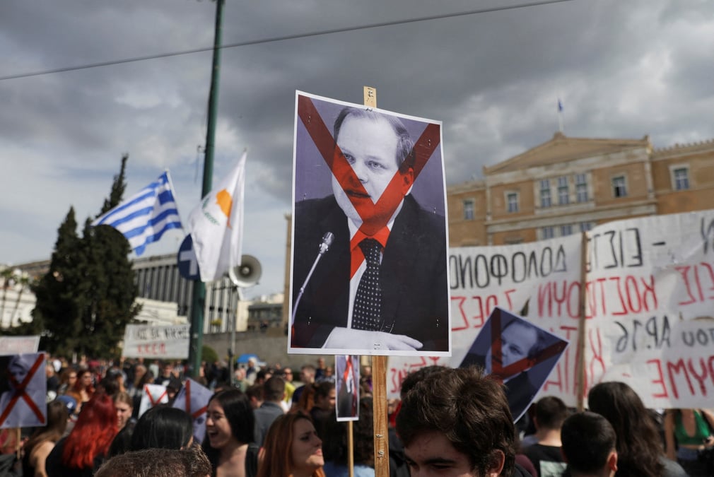 Des grecs se rassemblent a athenes