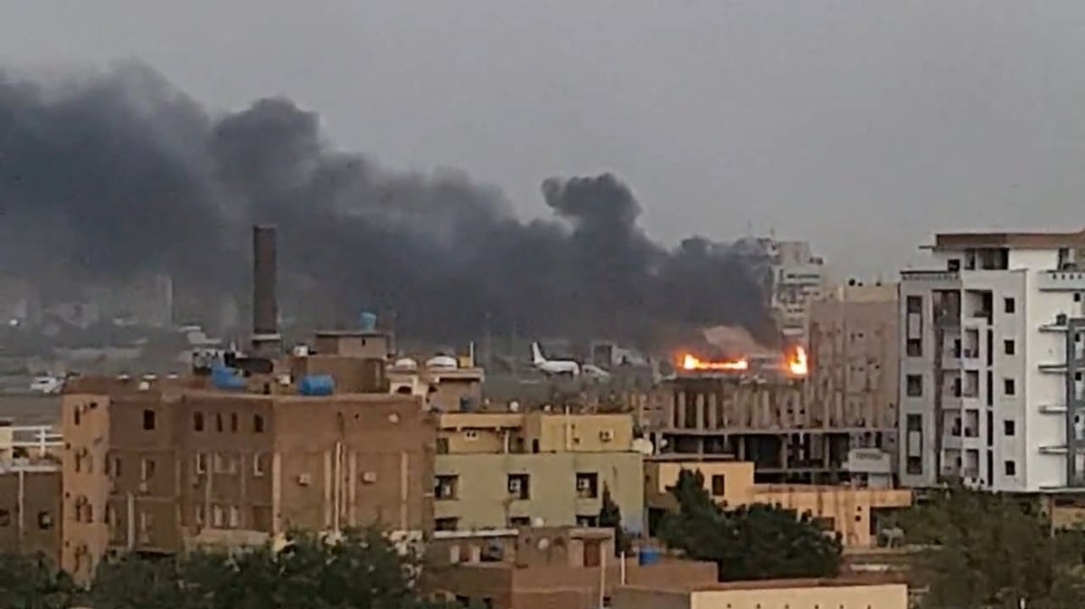 De la fumee s'eleve du tarmac de l'aeroport international de khartoum,  au soudan