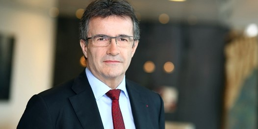 Cela aura « pour conséquence de réduire les émissions de gaz à effet de serre de ce secteur deux fois plus vite que le scénario Net Zero 2050 publié par l'Agence internationale de l'énergie », a affirmé Philippe Brassac, le DG de Crédit Agricole