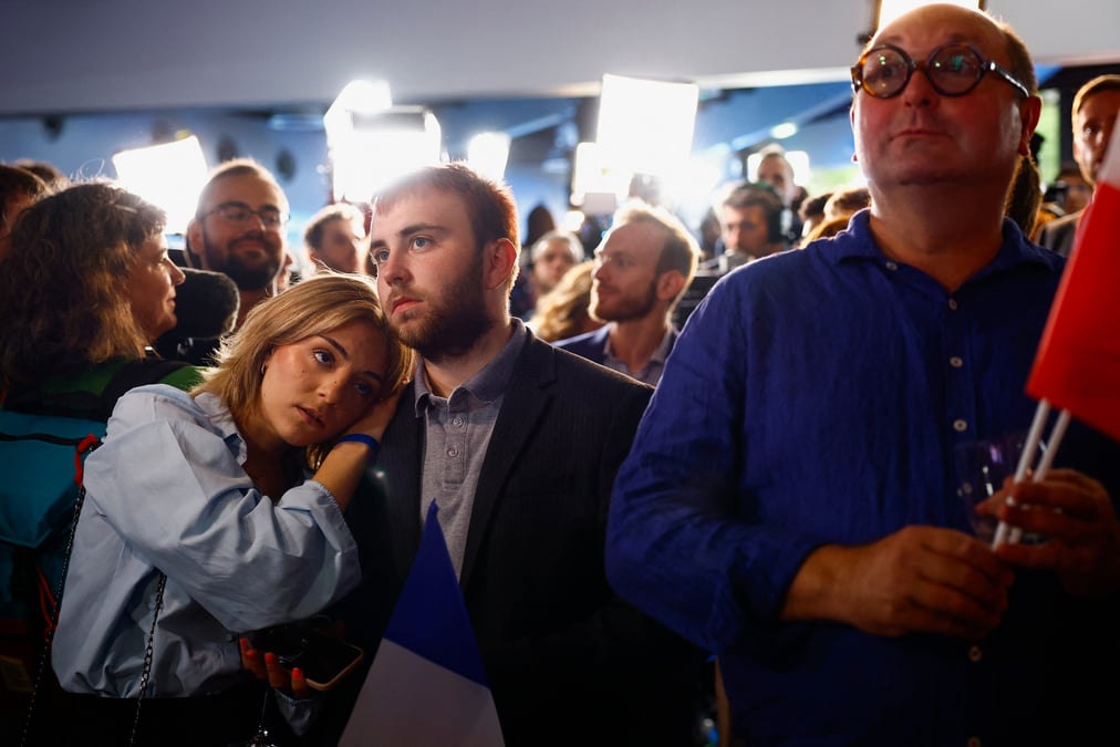 Des partisans du rassemblement national (rn) reagissent apres l'annonce des resultats partiels du second tour des elections legislatives