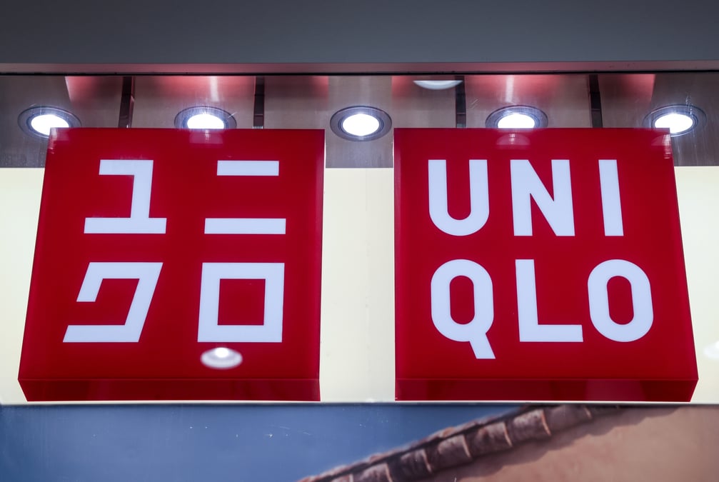 Logo d'uniqlo a l'exterieur de son magasin a moscou