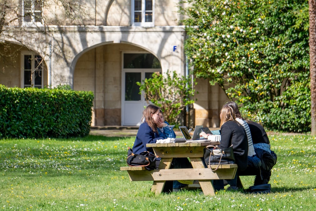 Depuis cette rentrée, le lycée privé Blanche de Castille (Loire-Atlantique) n'utilise plus les manuels numériques.