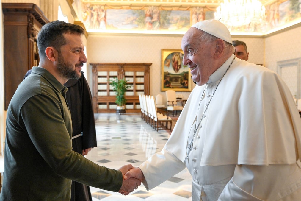 Le president ukrainien volodymyr zelenskiy rencontre le pape francois au vatican