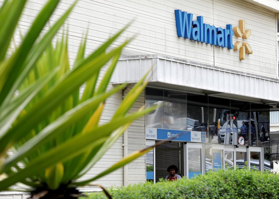 Walmart: benefice inferieur aux attentes au quatrieme trimestre, le titre baisse