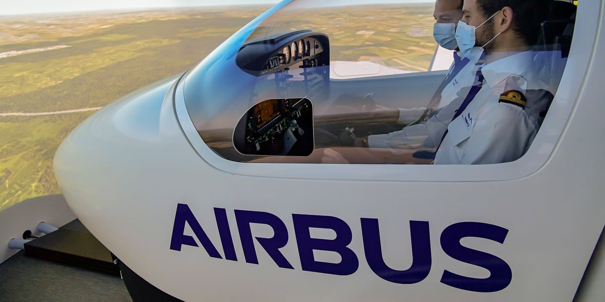 Des élèves de l'école d'Airbus à Champniers dans un simulateur de vol.