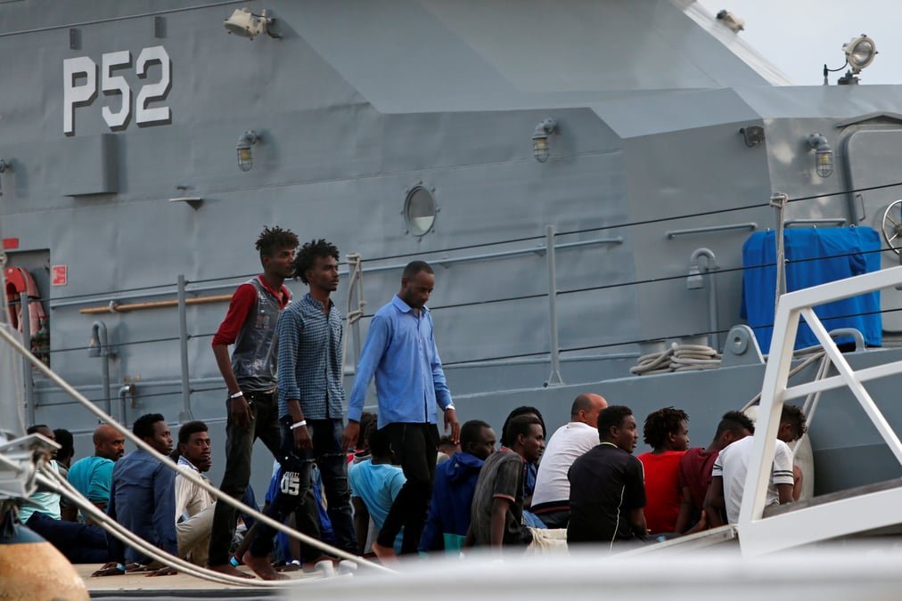Une partie des migrants recueillis par l'ocean viking debarquent a malte