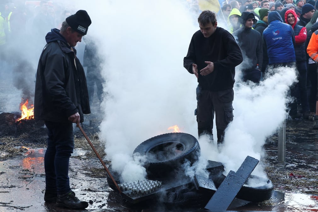 Les agriculteurs en colère ont notamment encerclé le parlement européen, repoussés par les forces de l'ordre à coup de jet d'eau.