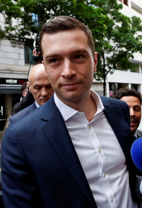 Le president du rn, jordan bardella, arrive au siege du parti