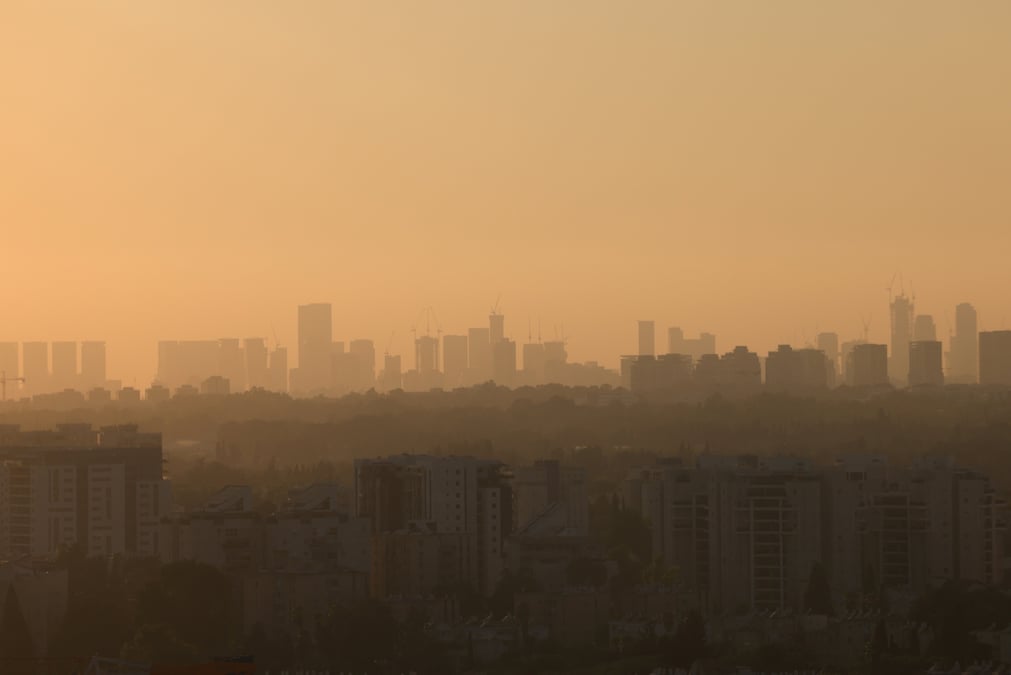 Vue de la ligne d'horizon de tel aviv au coucher du soleil