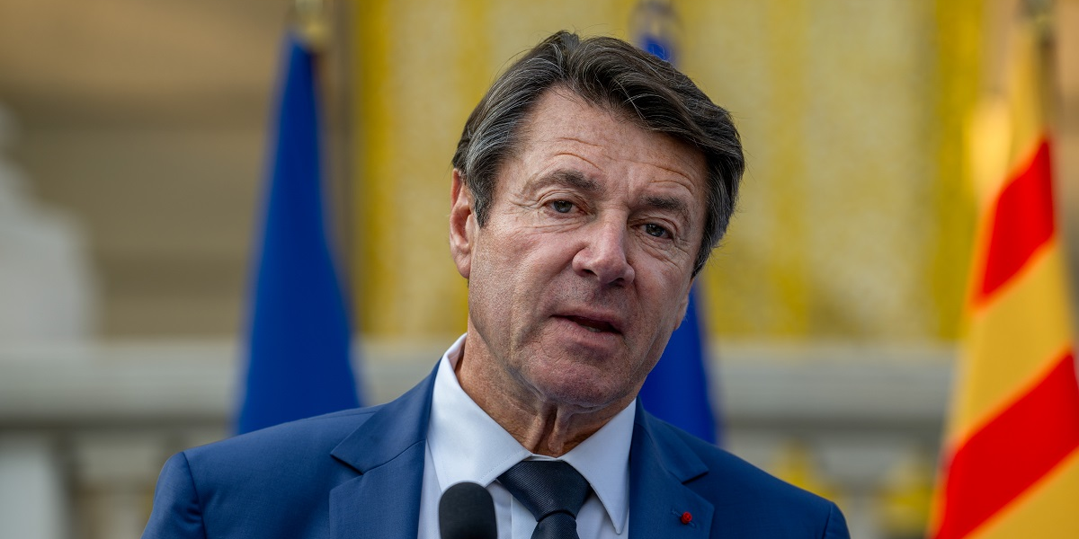 « La plaisance, oui, les immeubles flottants, non », a résumé le maire de Nice Christian Estrosi, après avoir signé un arrêté visant à interdire les gros bateaux de croisière près de Nice.