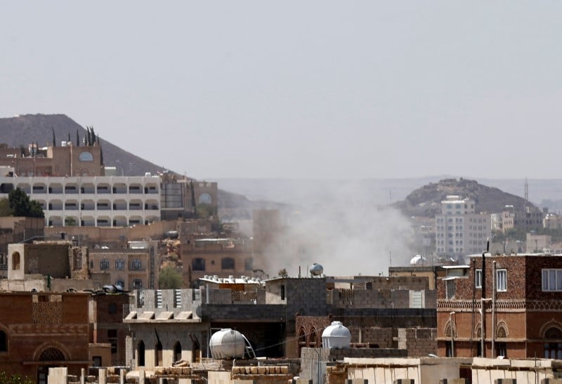 Le siège de la télévision yéménite en flammes, combats à Sanaa