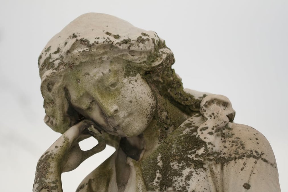 Triste, pleur, dépression, lamentation. Lament, par INTVGene. Via Flickr CC License by.