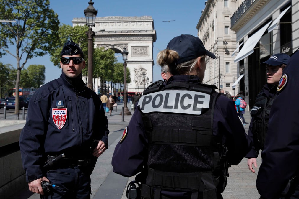 Des policiers en colere apres l'attaque des champs-elysees