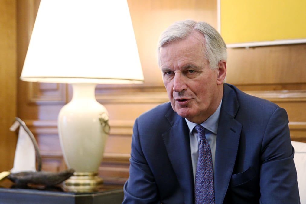 Macron salue les "qualites eminentes" de barnier