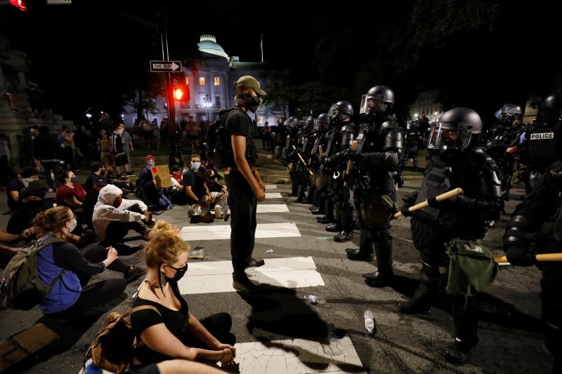 Sixieme de nuit de colere et de violences dans des villes americaines