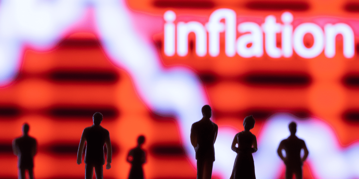 Illustration montre des figurines devant un graphique d'inflation