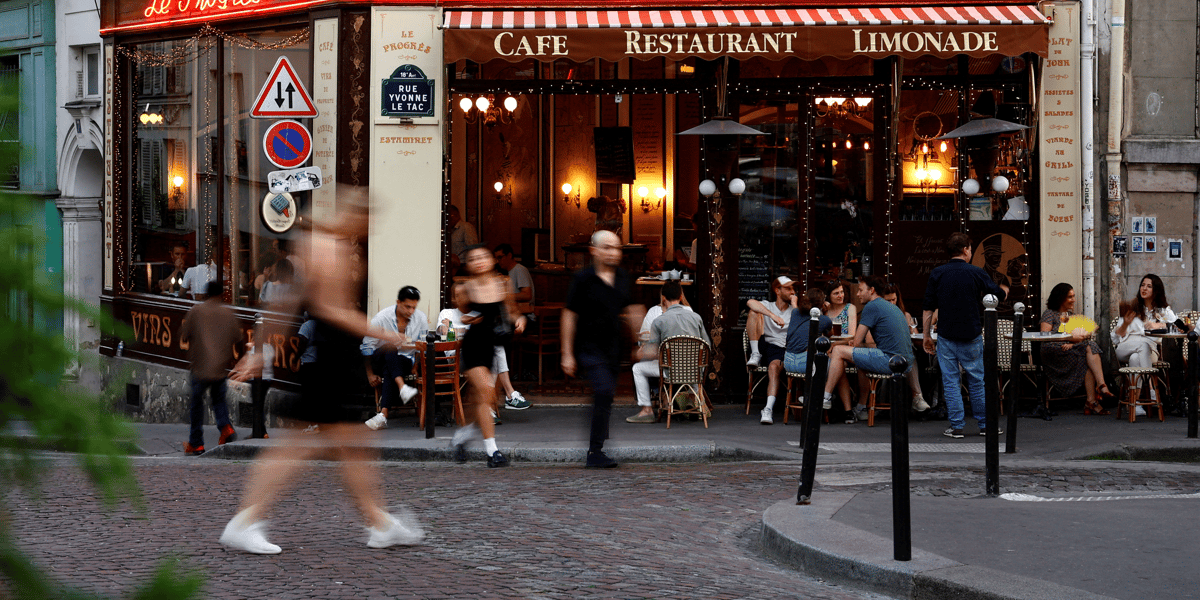 Des gens passent devant un restaurant a paris