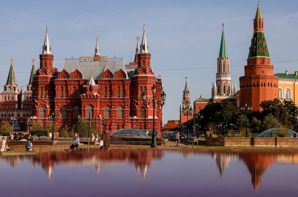 Vue du mur du kremlin et du musee historique d'etat dans le centre de moscou