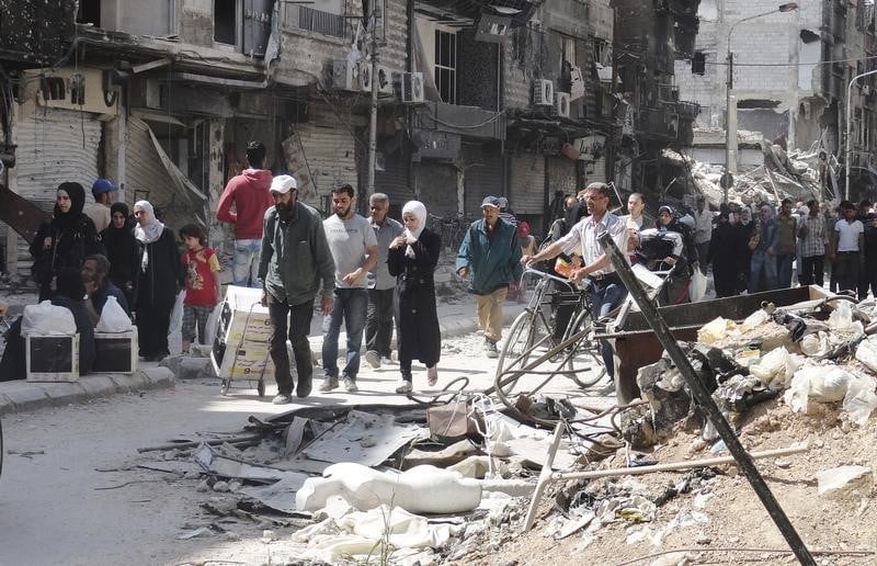 Des civils evacues du camp de yarmouk pres de damas