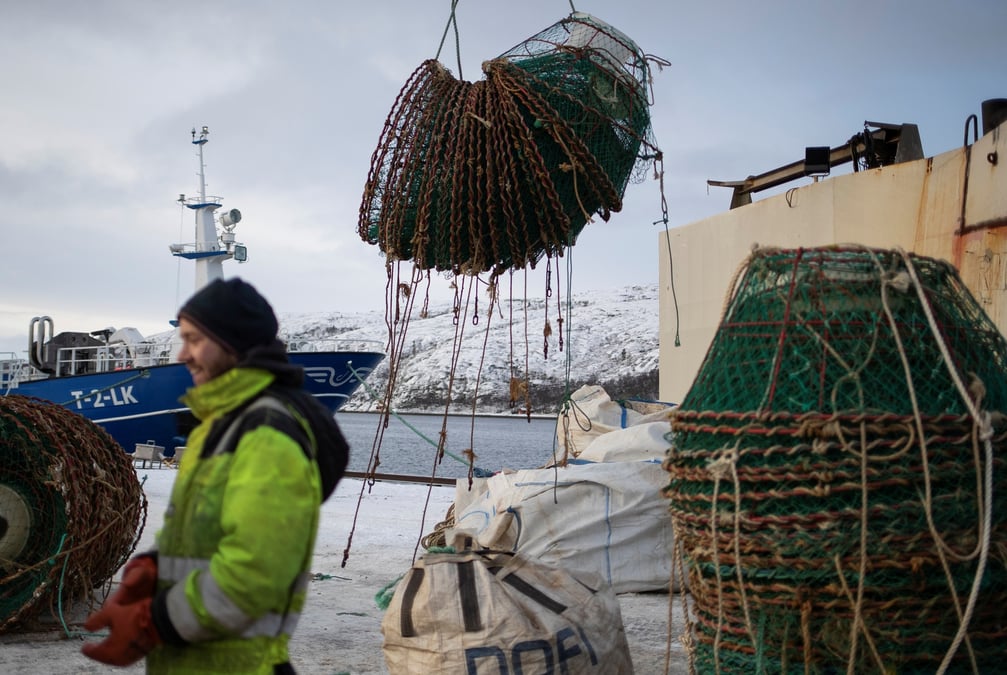 Photo d'archives d'un marin au chantier naval kimek de kirkenes, en norvege