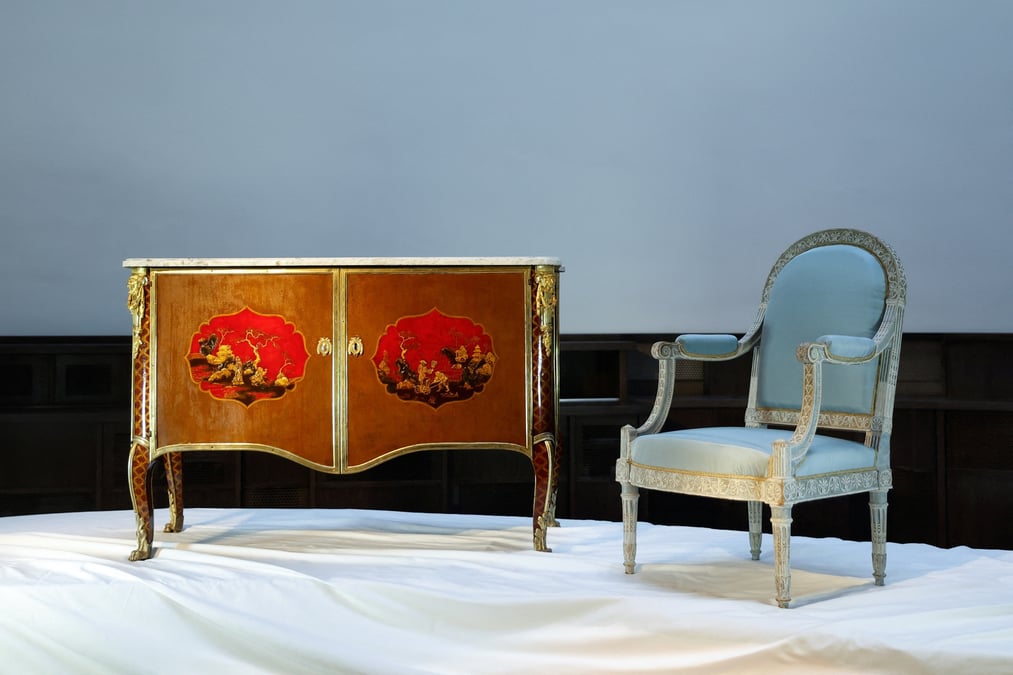 Photo des meubles de la reine marie-antoinette mis aux encheres a paris