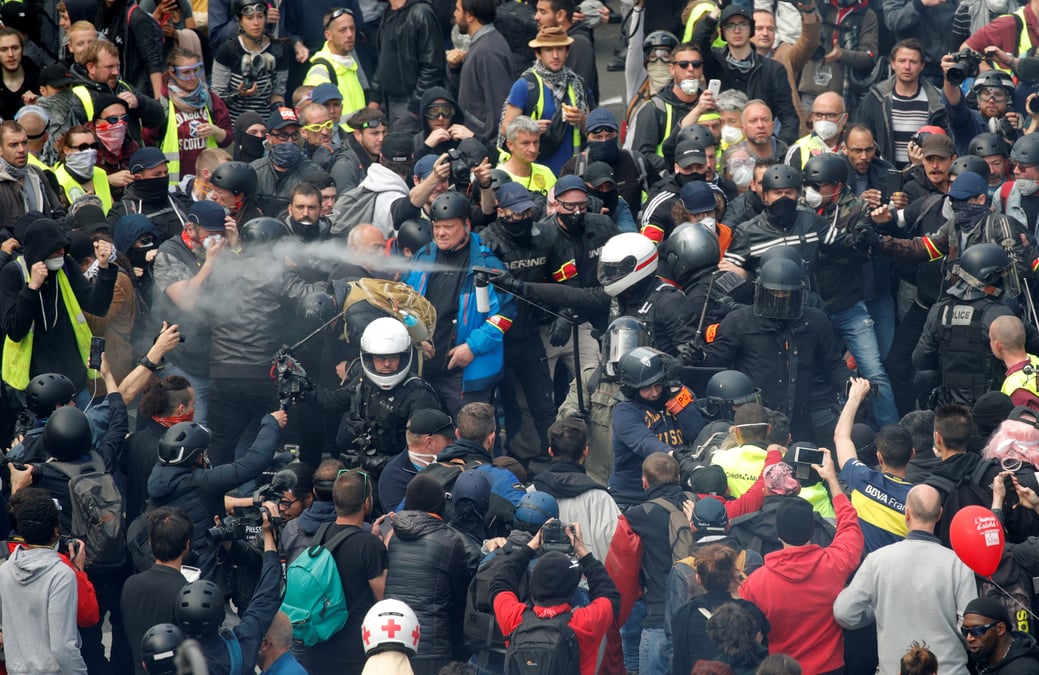 Gilets jaunes: un crs condamne pour un jet de pave pendant une manifestation