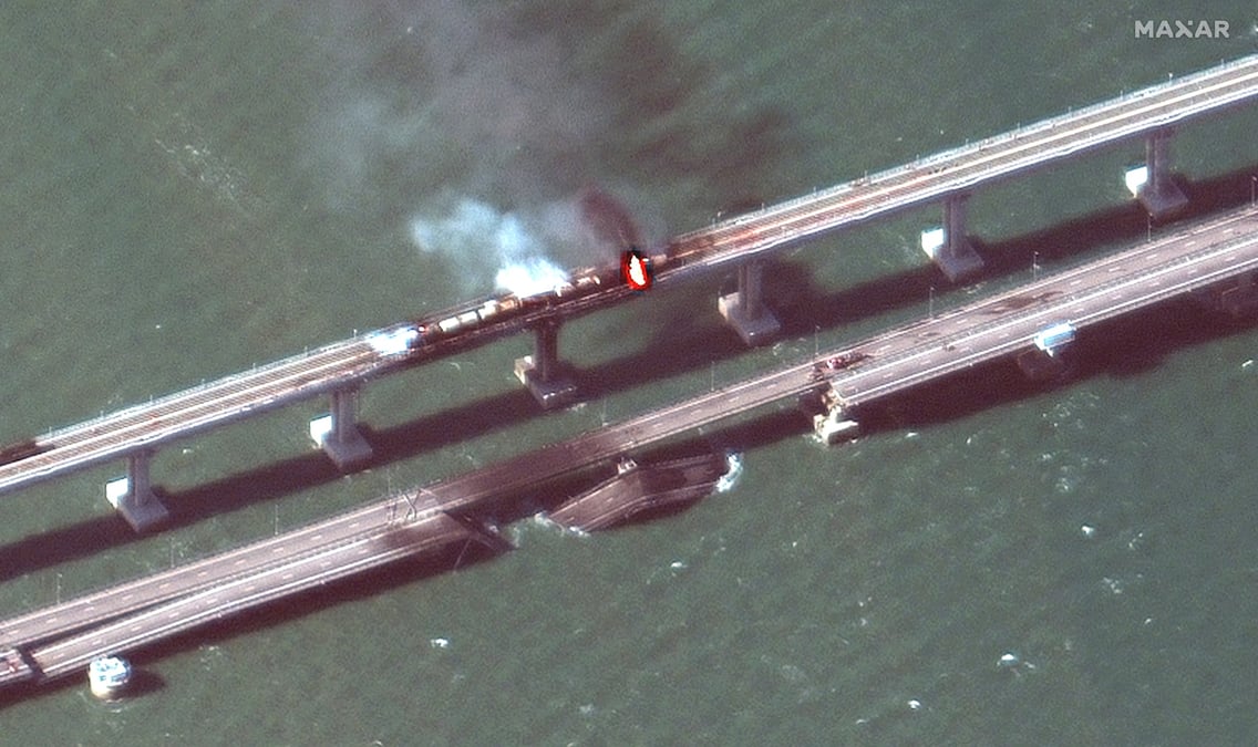Image satellite d'archives montrant la fumee s'elevant d'un incendie sur le pont de kertch