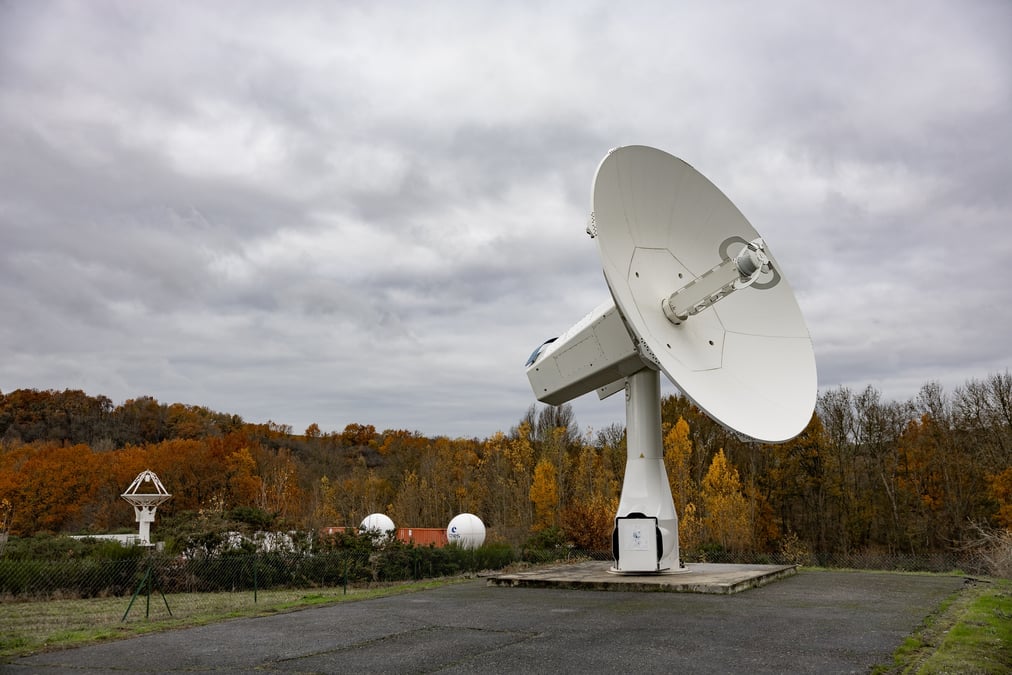 Le CNES dispose au sud de Toulouse d'une antenne nouvelle génération optimisée pour suivre depuis le sol les satellites en orbite basse.