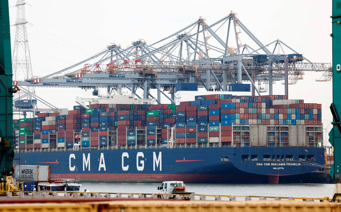 Photo d'archives des conteneurs empiles sur le porte-conteneurs cma cgm