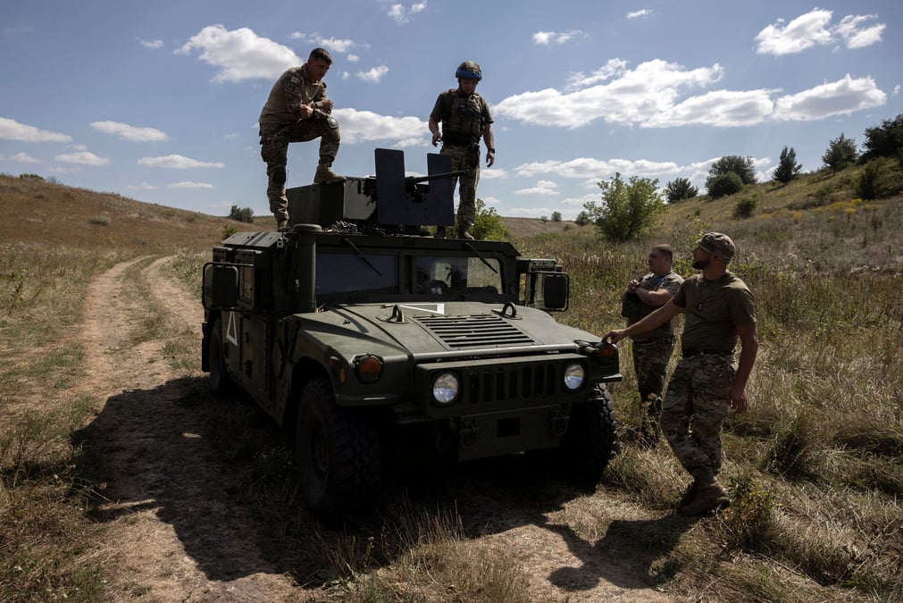 Des soldats ukrainiens lors d'un exercice dans la region de soumy, pres de la frontiere russe
