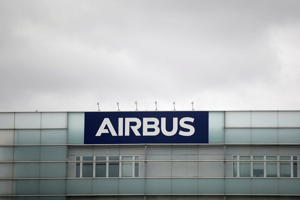 Un logo d'airbus a l'entree de l'usine de blagnac, pres de toulouse.