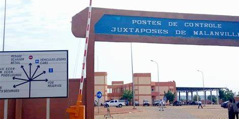 Depuis ce matin du 1er août 2023 et en application des sanctions de la CEDEAO, le trafic sur le corridor Cotonou-Niamey est coupé et les camions de marchandises à destination du Niger sont interdits de circuler.
