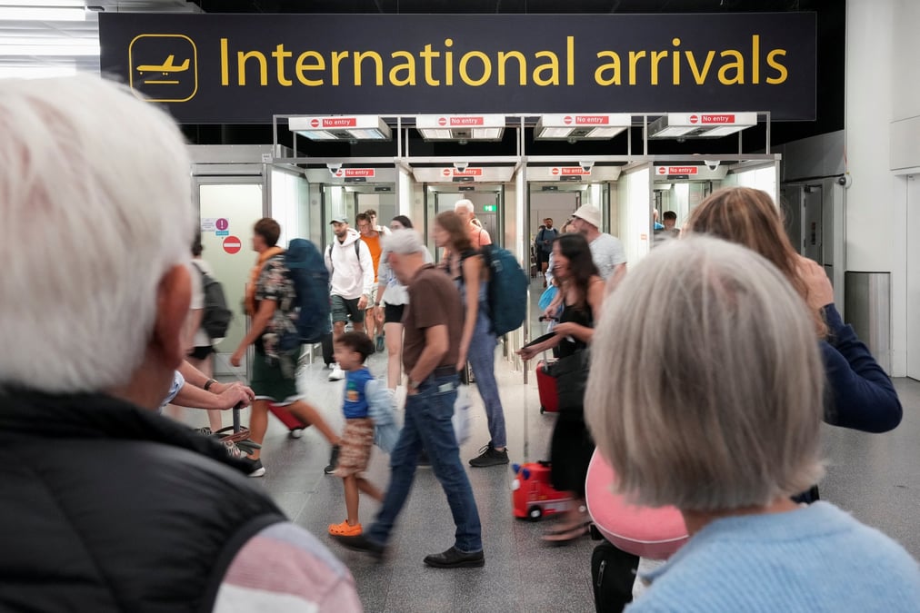 Photo d'archives des voyageurs qui arrivent a l'aeroport de gatwick