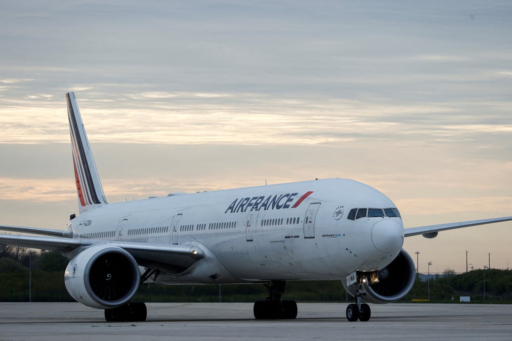 Un avion sur le tarmac de l'aeroport paris-charles de gaulle