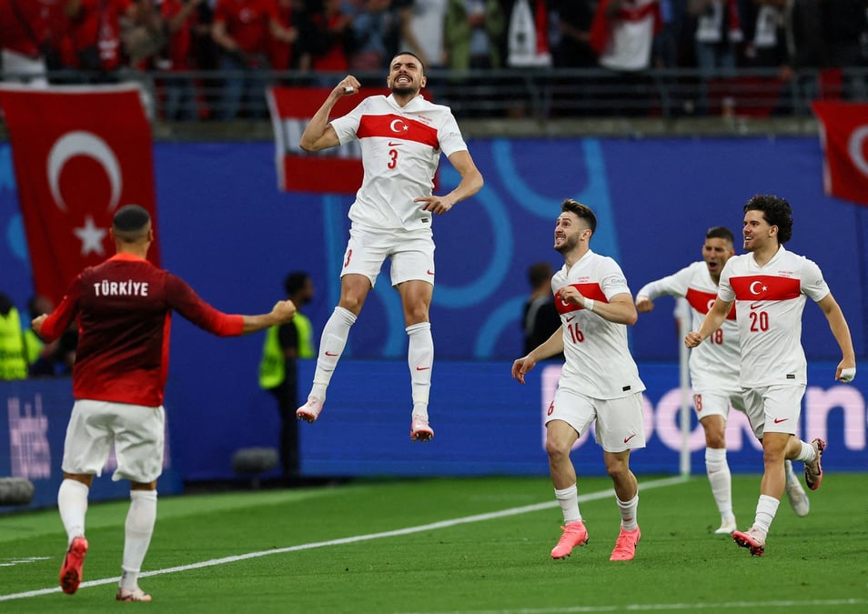 Le footballeur turc merih demiral fete son premier but avec ismail yuksek et ferdi kadioglu lors du match de l'euro 2024 contre l'autriche