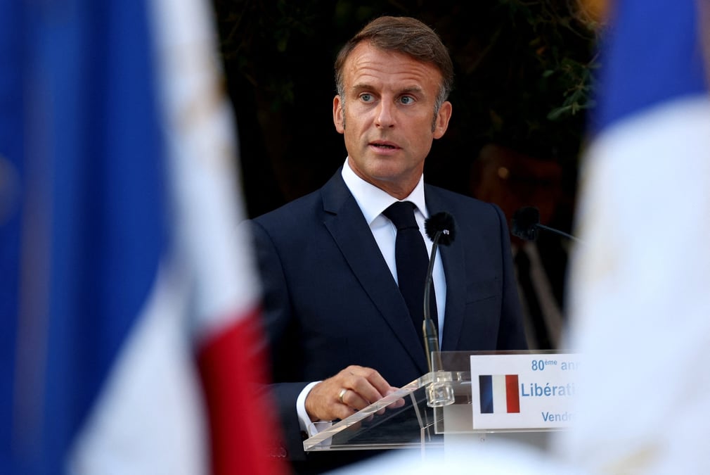 Le president francais emmanuel macron s'exprime lors d'une ceremonie a bormes-les-mimosas