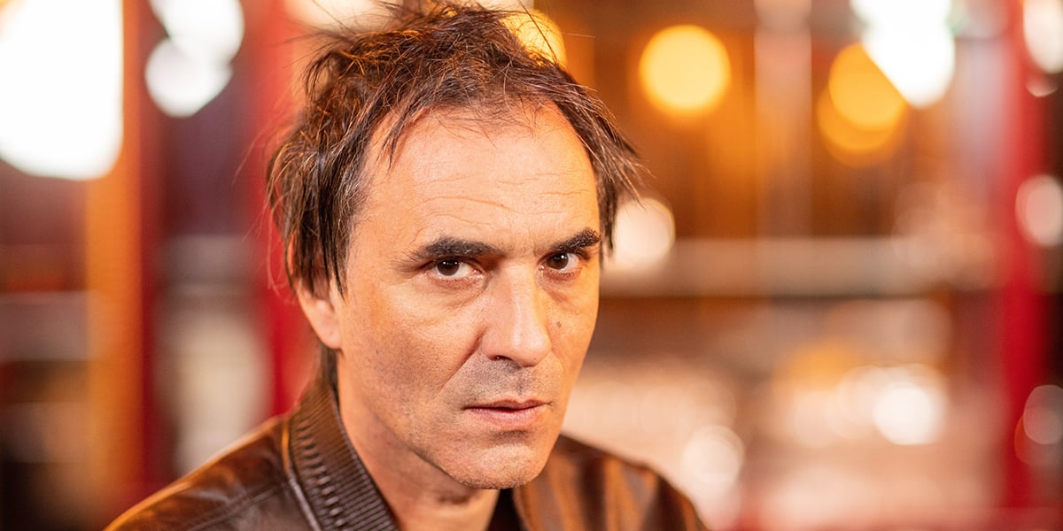 Samuel Benchetrit, réalisateur, écrivain, scénariste, auteur de théâtre et acteur français, pose dans le foyer du Théâtre Edouard VII.