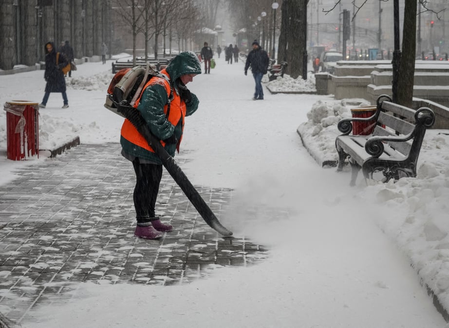 Photo d'archives d'un employe municipal enlevant la neige dans le centre de kyiv