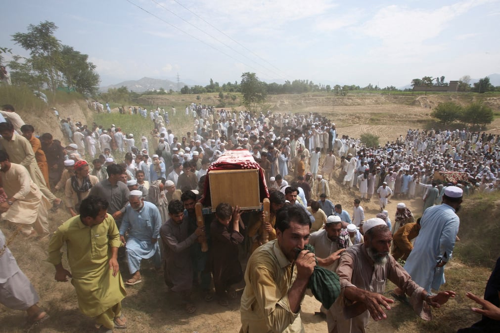 Des gens portent les cercueils des victimes tuees dans une explosion dans la province de khyber pakhtunkhwa au pakistan