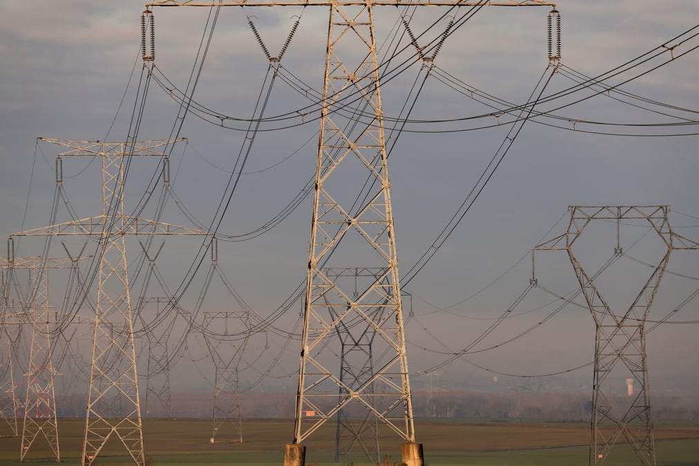 Des pylones de lignes electriques a haute tension, pres de cambrai